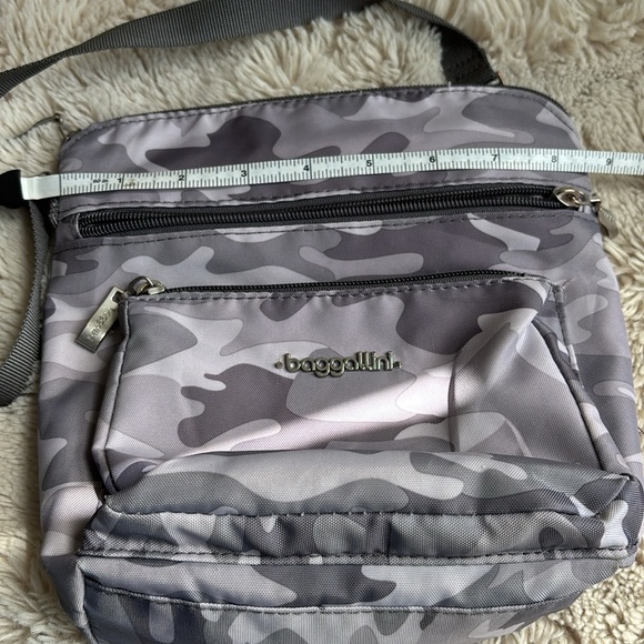 Baggallini light grey camouflage travel bag w multiple zippers pockets & strap - Picture 9 of 10